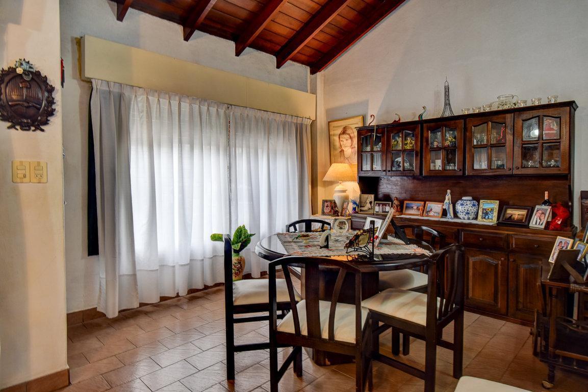 Foto de CASA EN VENTA 3 AMBIENTES CON JARDIN Y COCHERA EN SAN ISIDRO., imagen 2