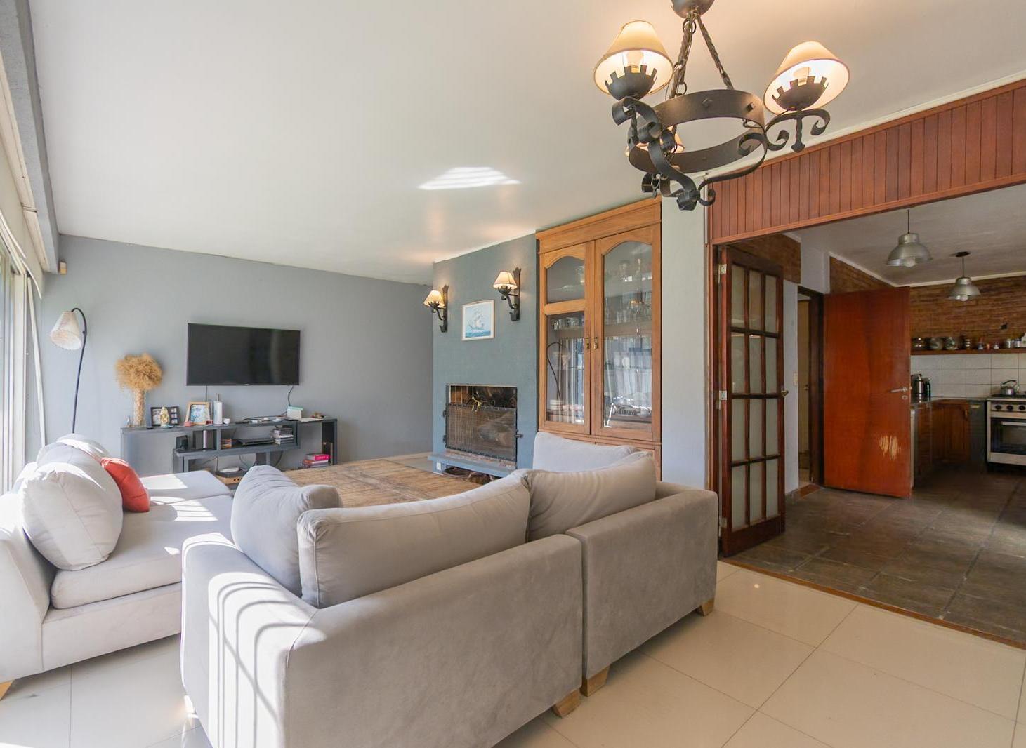 Foto de Venta PH estilo casa, 6 ambientes, cochera, pileta, parrilla y terraza, imagen 2