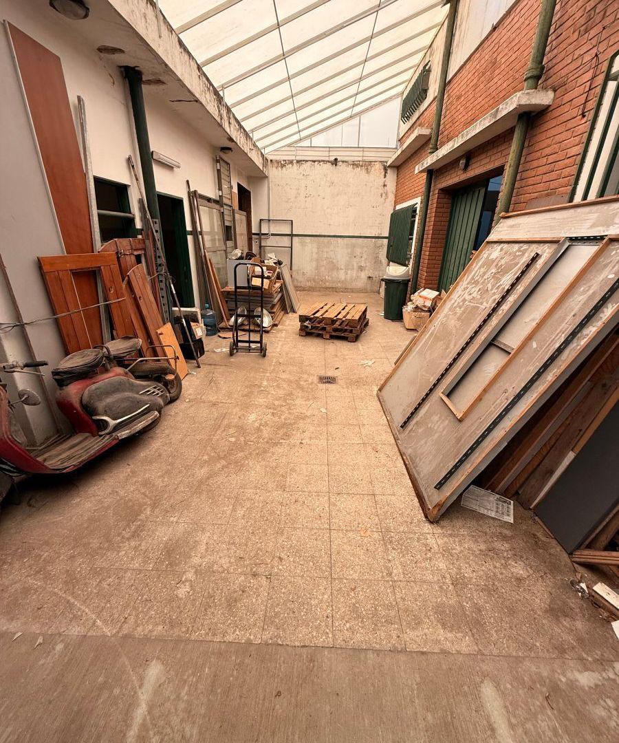 Foto de Depósito de 290 m² en venta en Villa Luzuriaga, imagen 2