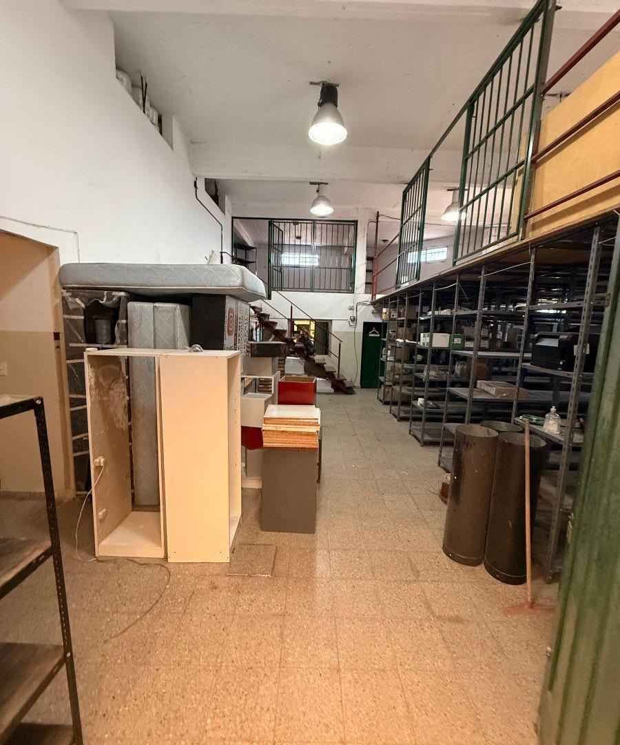 Foto de Depósito de 290 m² en venta en Villa Luzuriaga, imagen 1