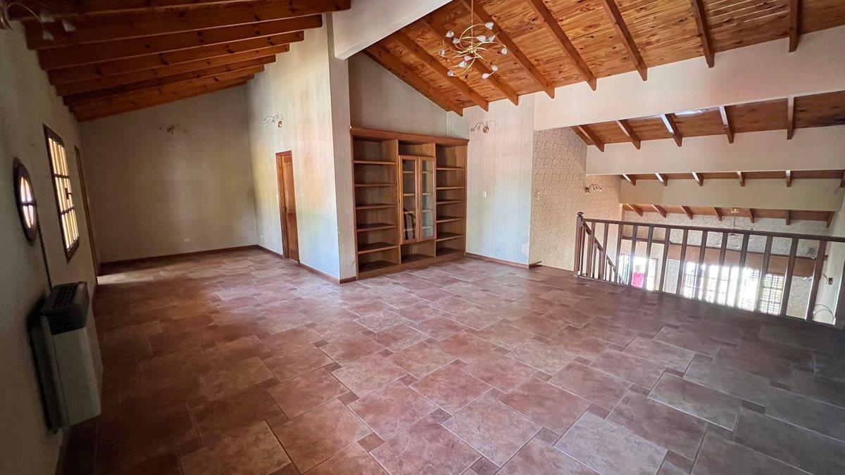 CASA 6 AMBIENTES EN VENTA MONTE GRANDE CON GARAGE