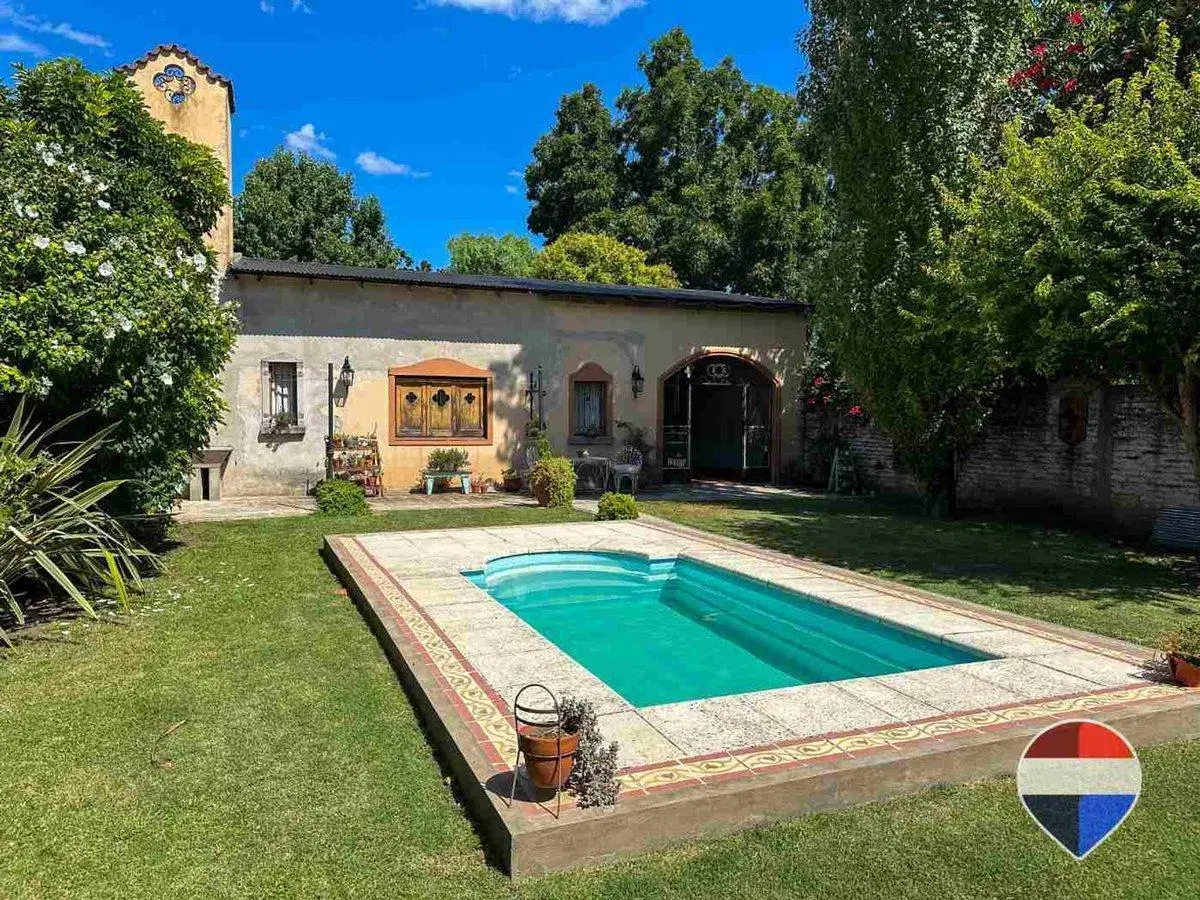 CASA EN VENTA LUIS GUILLON CON PILETA Y QUINCHO 2