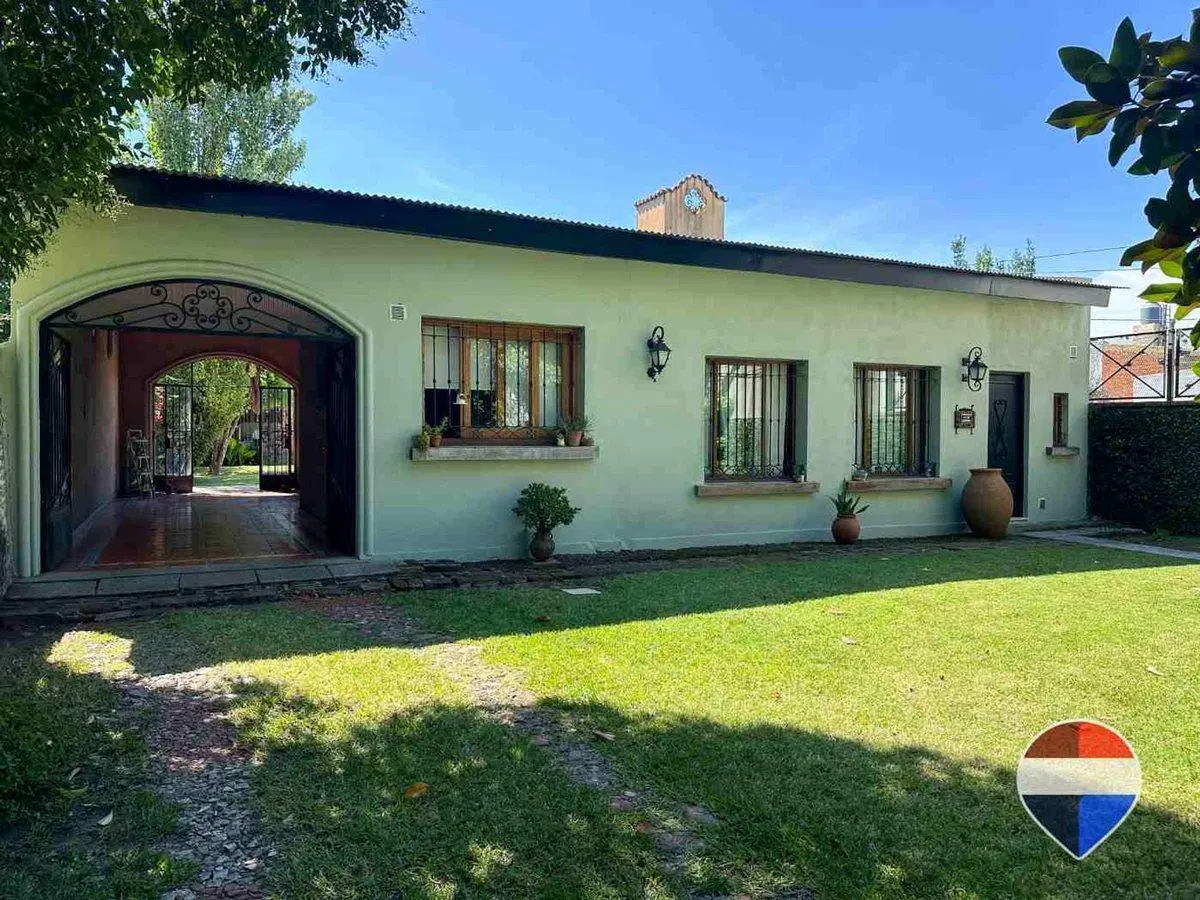 CASA EN VENTA LUIS GUILLON CON PILETA Y QUINCHO 4