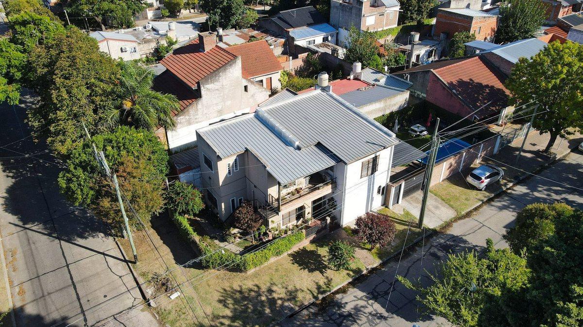 CASA 5 AMBIENTES EN VENTA LUIS GUILLON CON PILETA