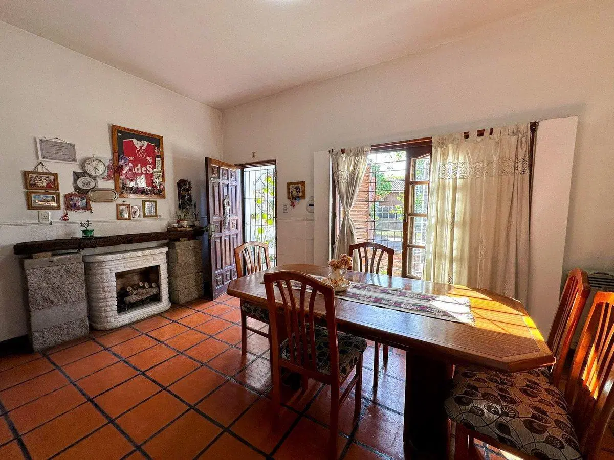 CASA 5 AMBIENTES EN VENTA LUIS GUILLON CON PILETA 3