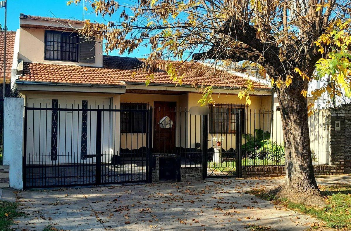 CASA 4 AMBIENTES EN VENTA EN LONGCHAMPS