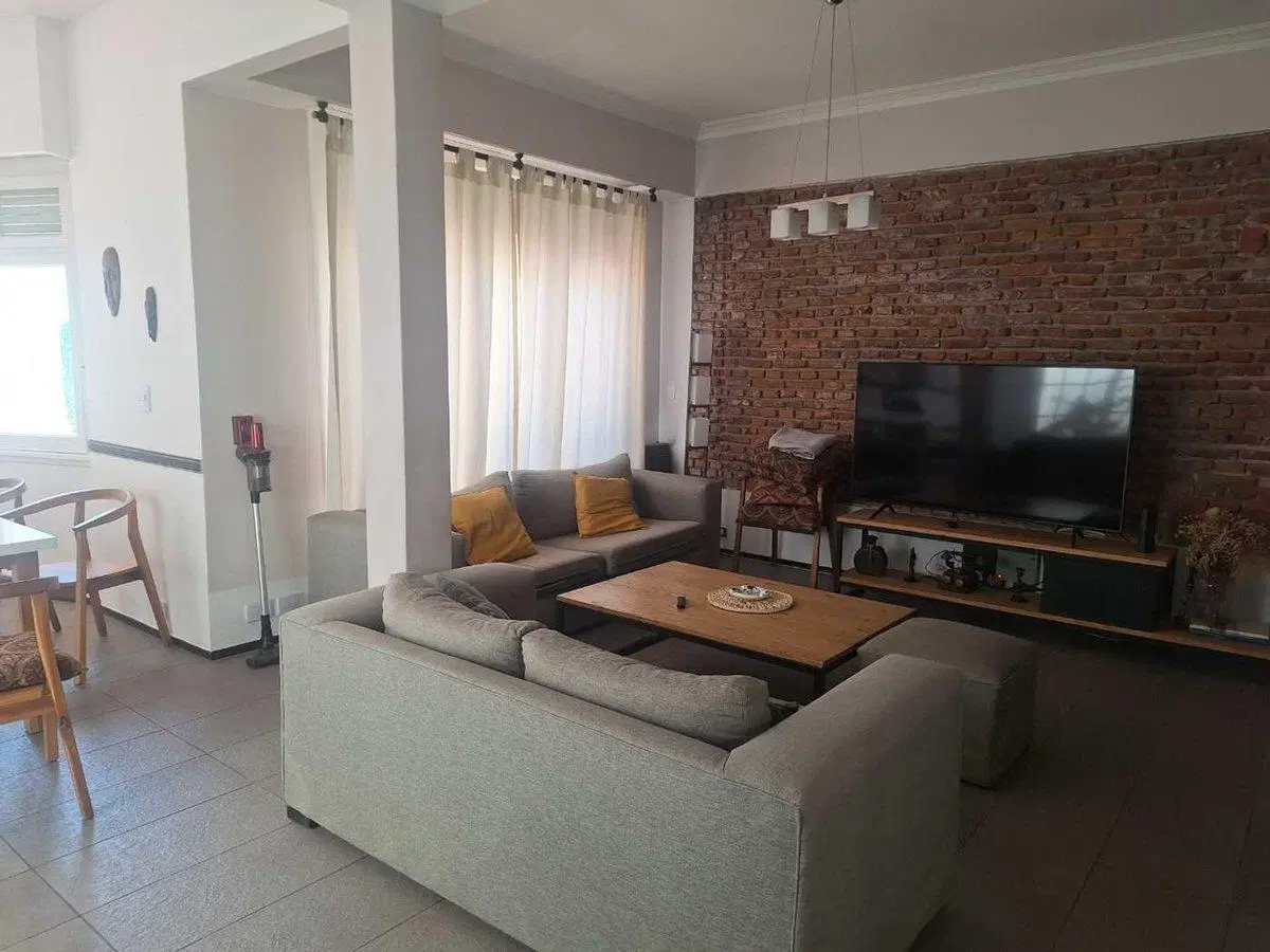 CASA 7 AMBIENTES EN VENTA CON PILETA PARQUE CHAS 5