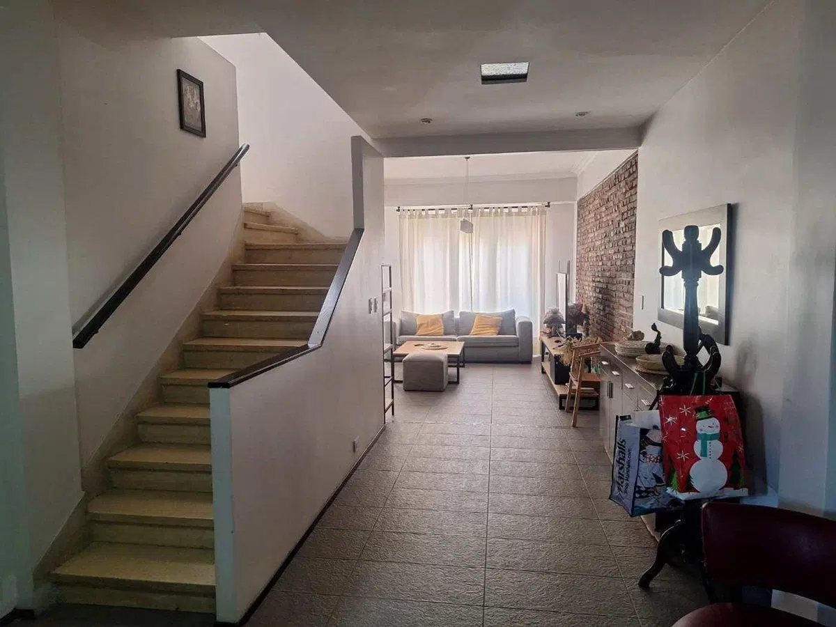 CASA 7 AMBIENTES EN VENTA CON PILETA PARQUE CHAS 4