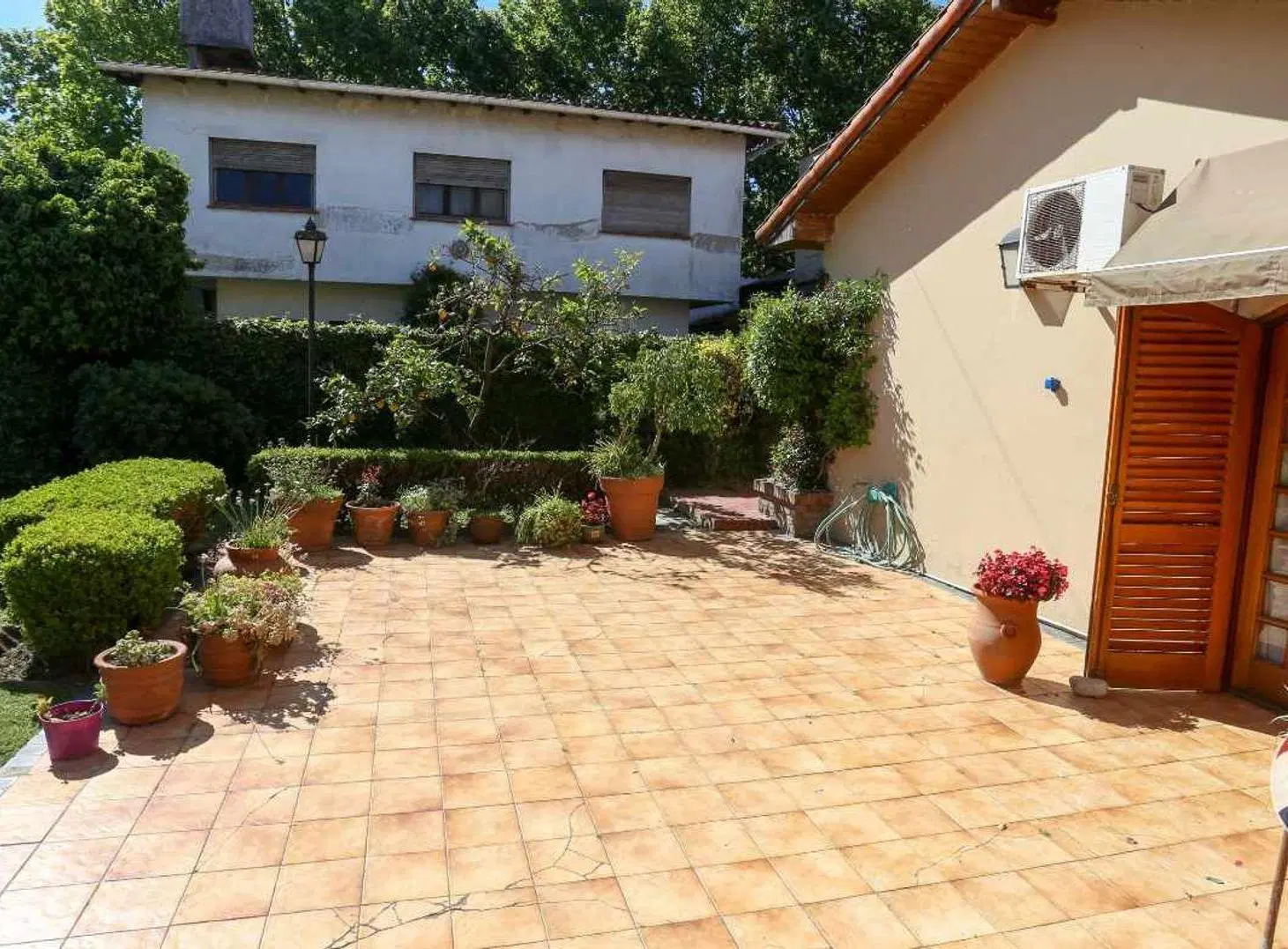 CASA 7 AMB EN VENTA MONTE GRANDE IDEAL DOS FAMILIA 5
