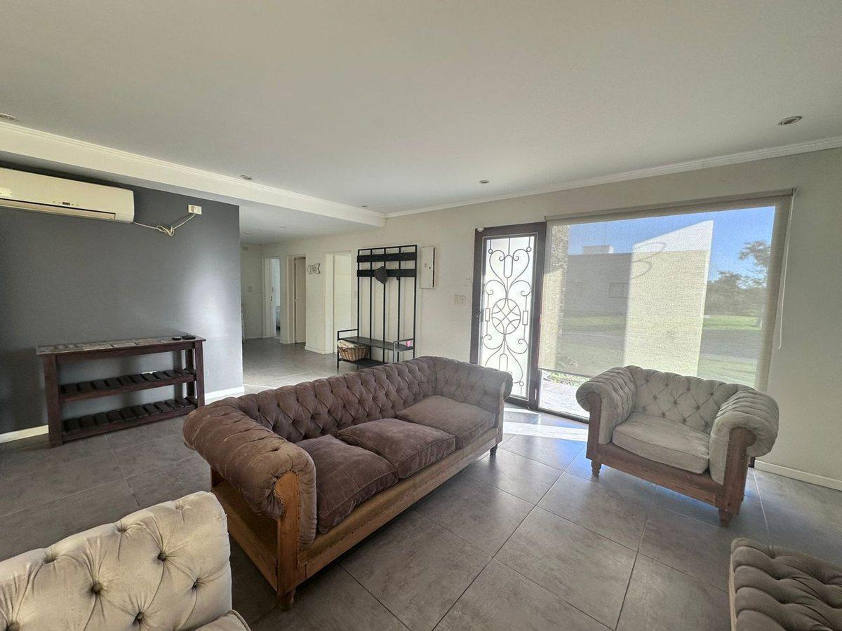 CASA EN VENTA 4 AMBIENTES CRUZ DEL SUR