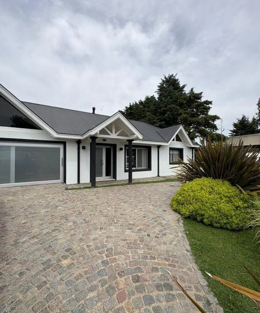 CASA EN VENTA 5 AMBIENTES EN LA CANDIDA 3