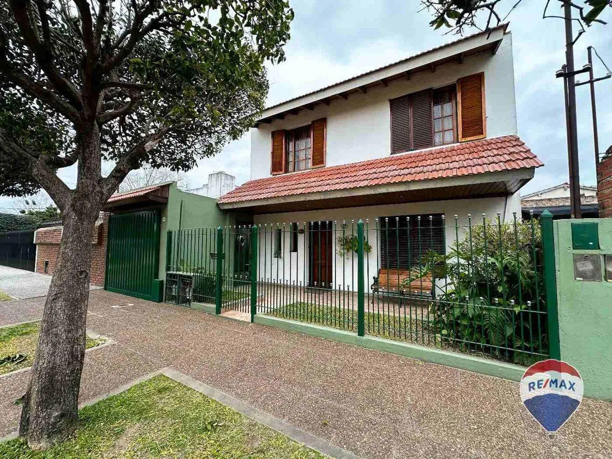 CASA EN VENTA 5 AMBIENTES EN LUIS GUILLON 2