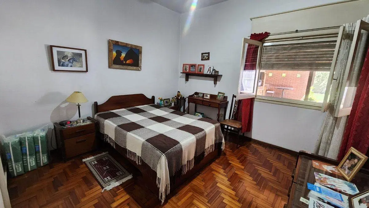 CASA 5 AMBIENTES EN VENTA LUIS GUILLON CON LOCALES 5