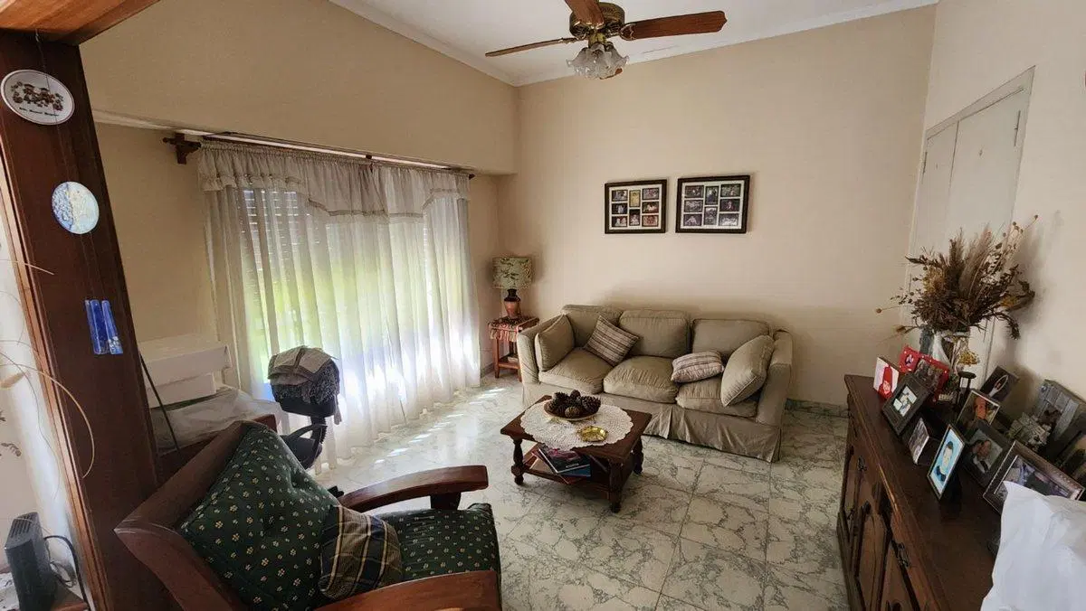 CASA 5 AMBIENTES EN VENTA LUIS GUILLON CON LOCALES 3