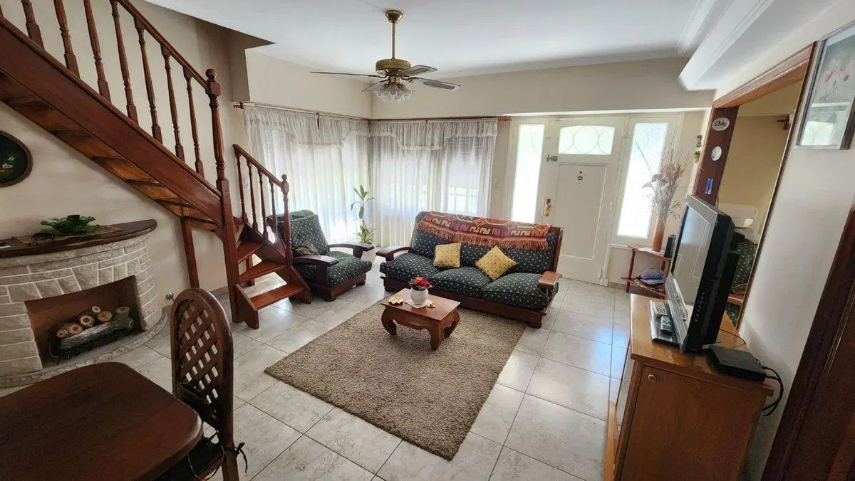 CASA 5 AMBIENTES EN VENTA LUIS GUILLON CON LOCALES 4