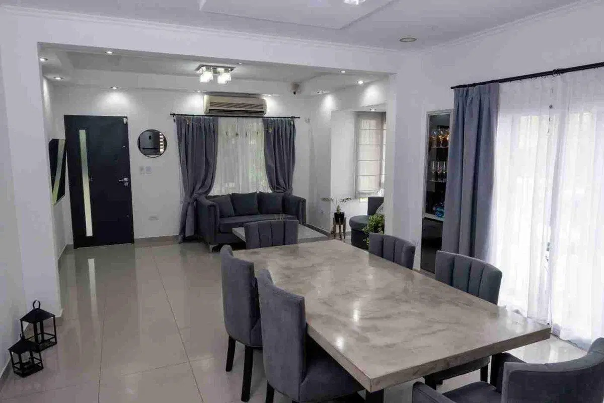 CASA CON PILETA 6 AMBIENTES EN VENTA MONTE GRANDE 4