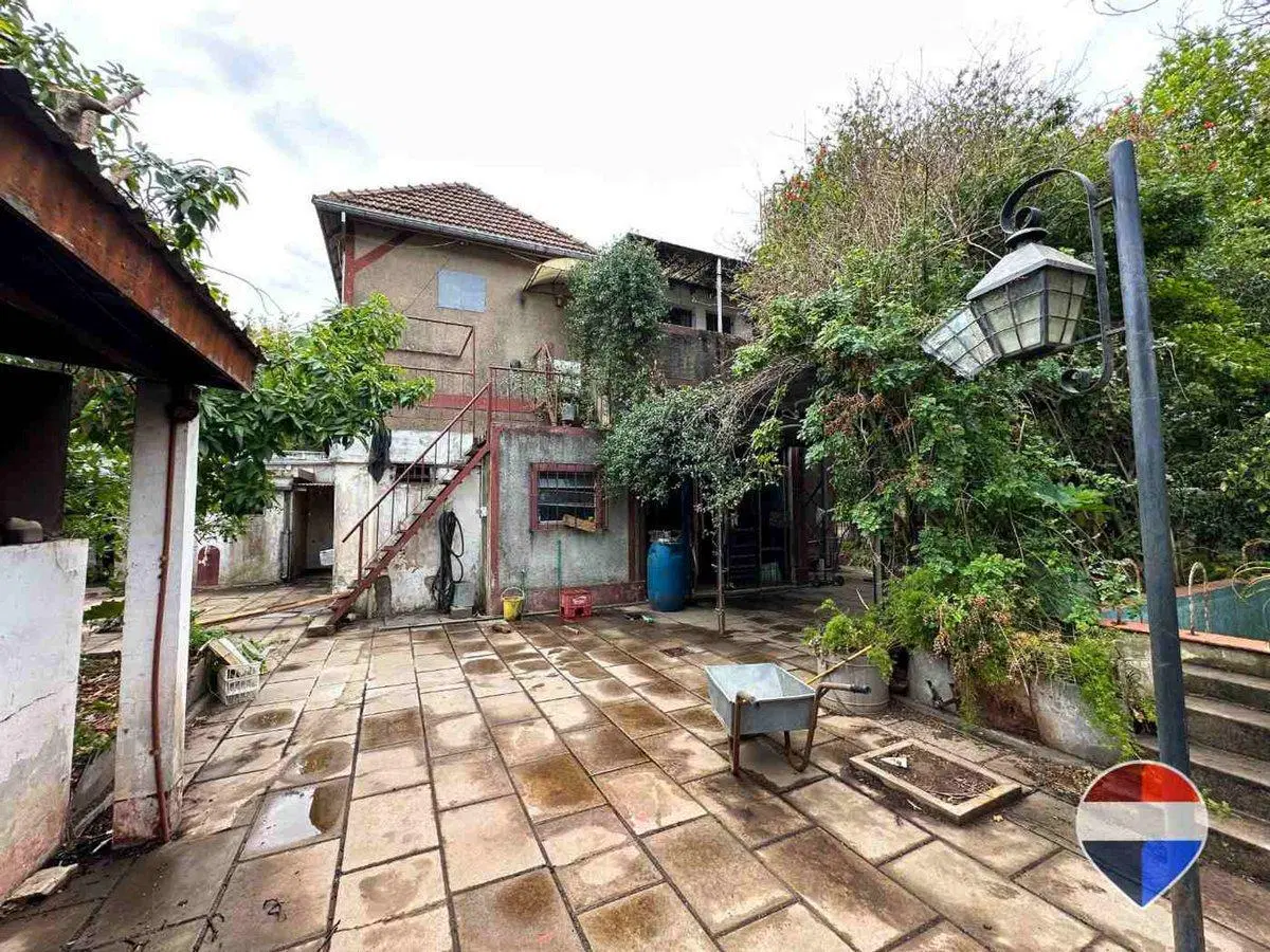 CASA y  3 LOCALES SOBRE 3 TERRENOS  EN LAS HERAS 4