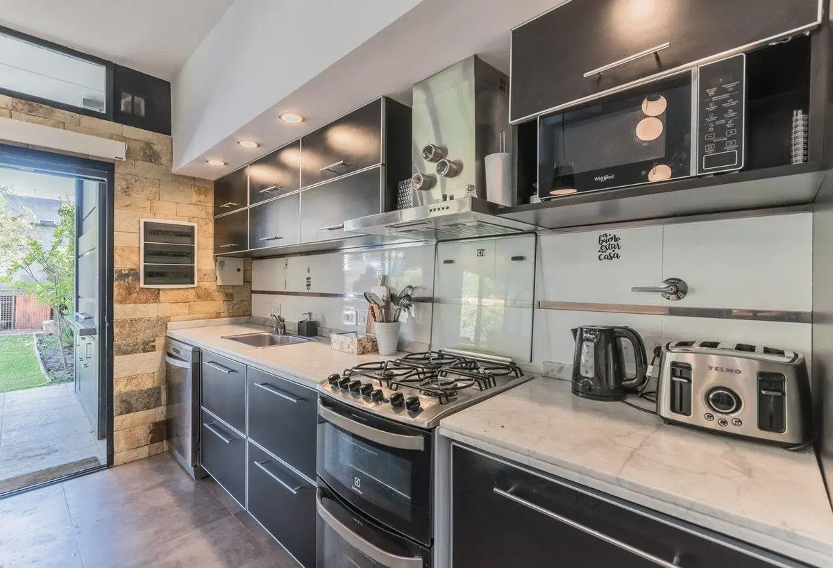 VENTA CASA 5 AMBIENTES CON PARQUE Y PISCINA 2