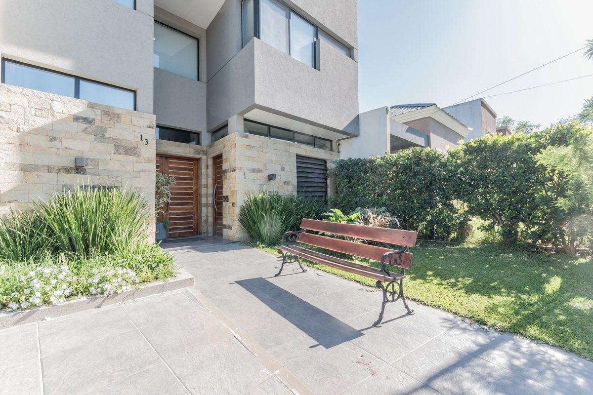 VENTA CASA 5 AMBIENTES CON PARQUE Y PISCINA
