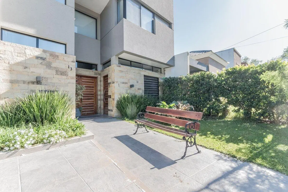 VENTA CASA 5 AMBIENTES CON PARQUE Y PISCINA 3