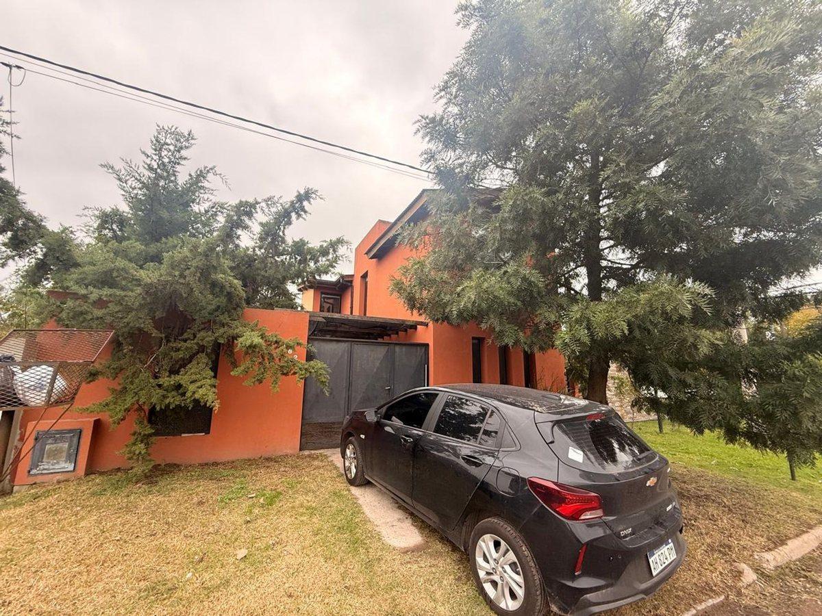 CASA EN VENTA EN MONTE. MODERNA Y LUMINOSA