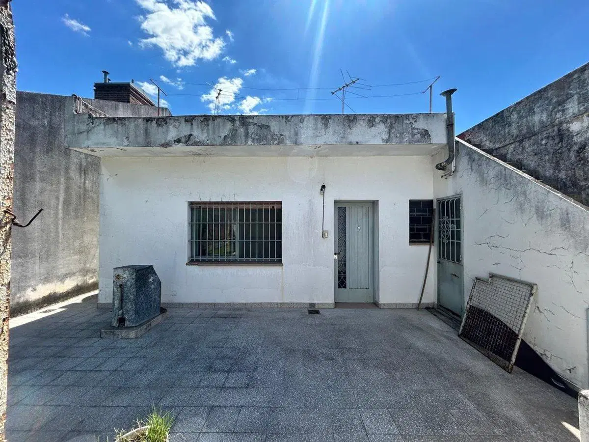 CASA 4 AMBIENTES EN VENTA EN JOSE LEON SUAREZ 4