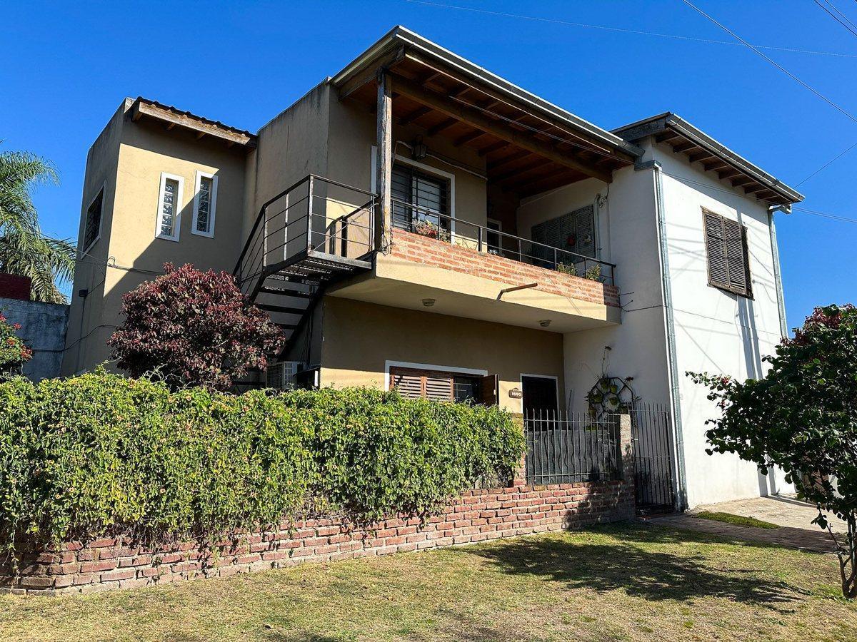 CASA 5 AMBIENTES EN VENTA LUIS GUILLON CON PILETA