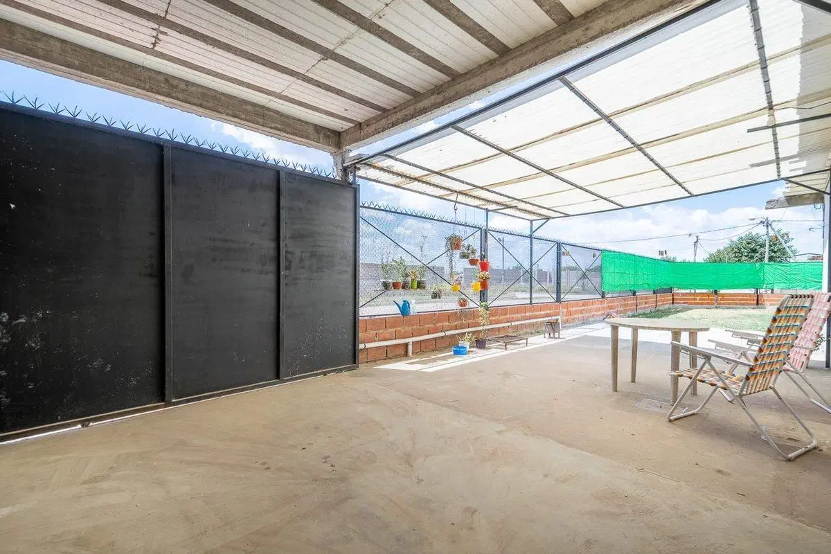 CASA 4 AMBIENTES EN VENTA EN LONGCHAMPS PISCINA 5
