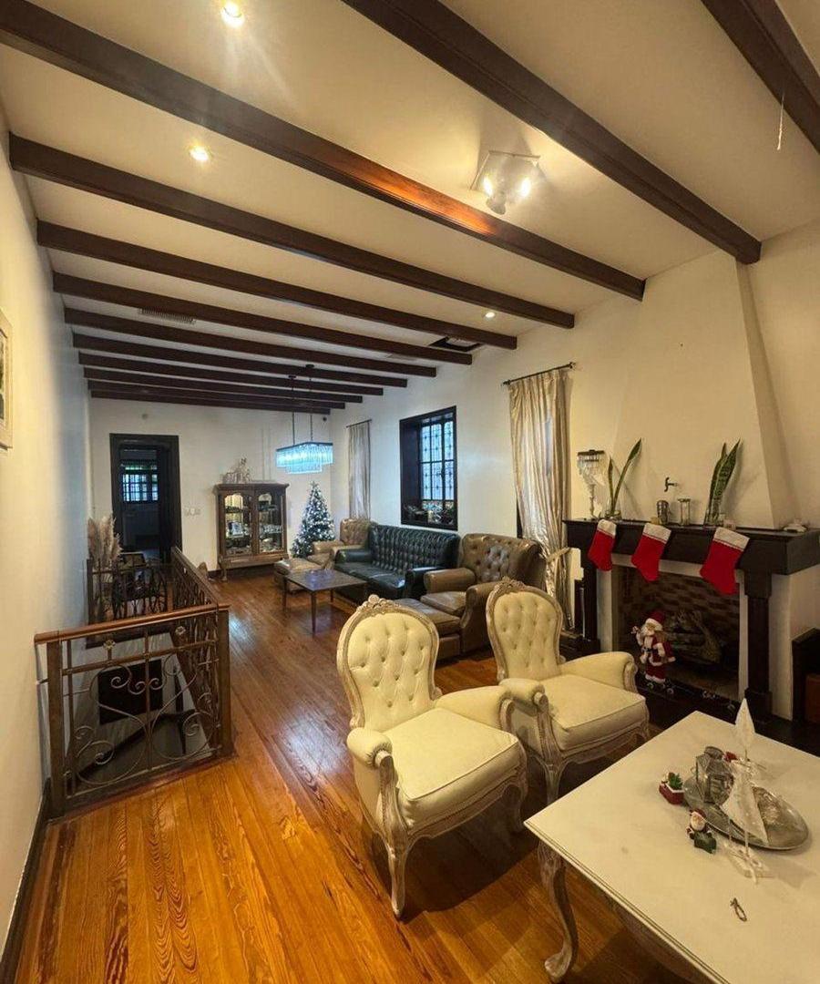 CASA 8 AMBIENTES EN VENTA EN ADROGUE