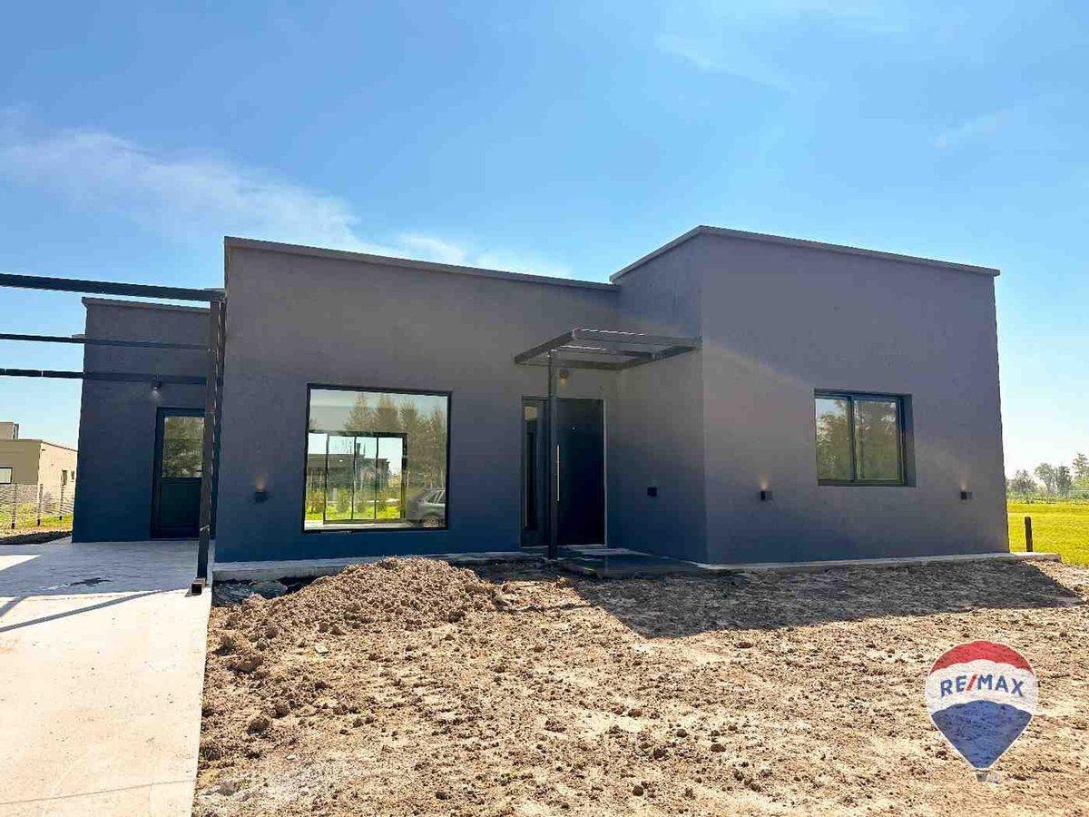 CASA EN VENTA 4 AMBIENTES A ESTRENAR