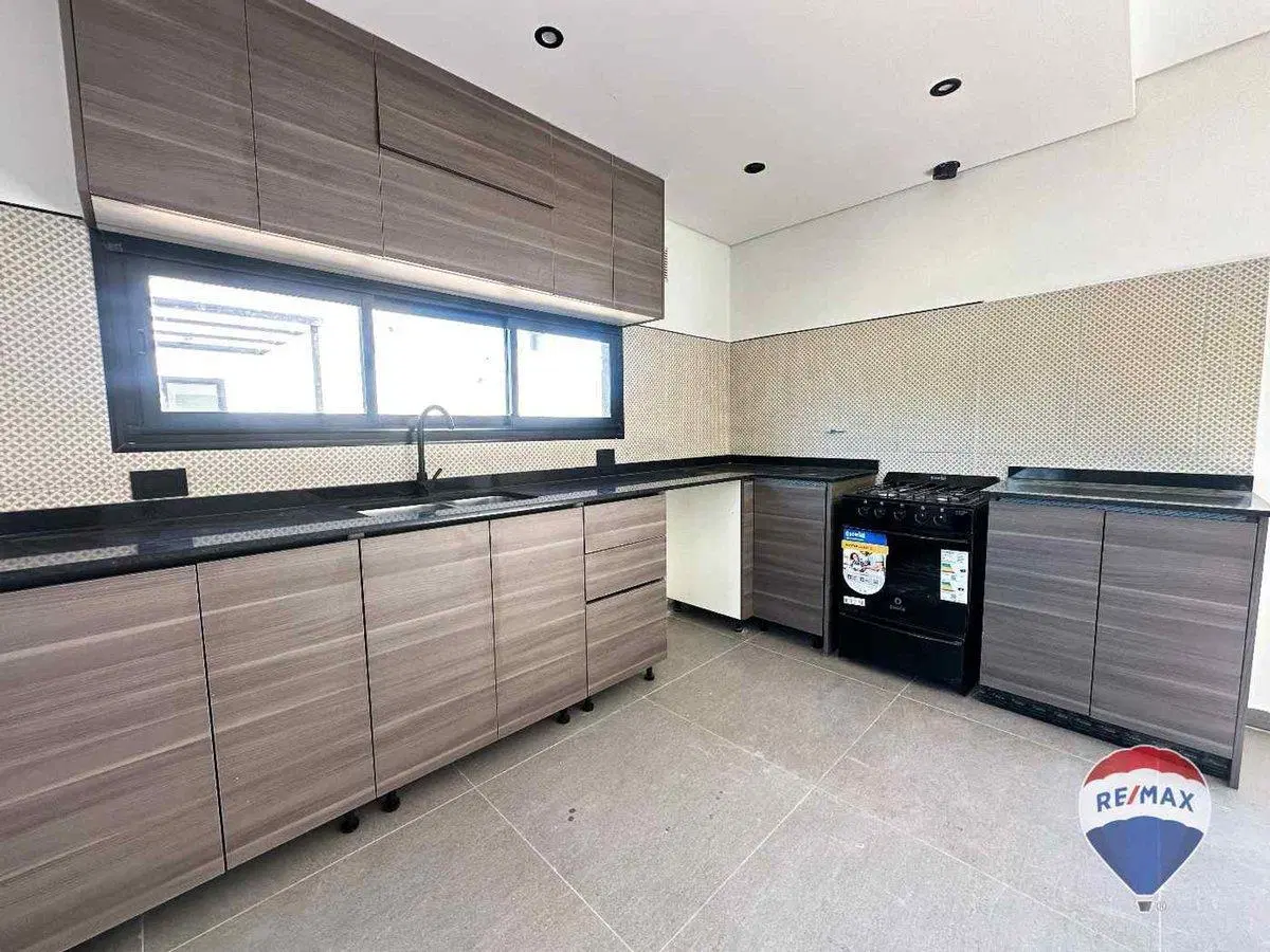 CASA EN VENTA 4 AMBIENTES A ESTRENAR 3