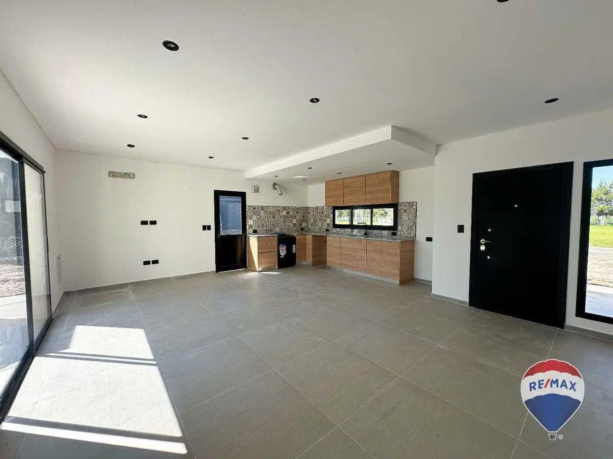 CASA EN VENTA DE 4 AMBIENTES EN CANNING 2