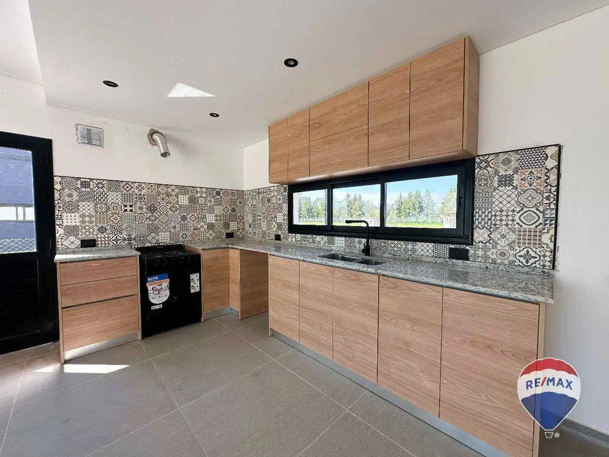 CASA EN VENTA DE 4 AMBIENTES EN CANNING 3