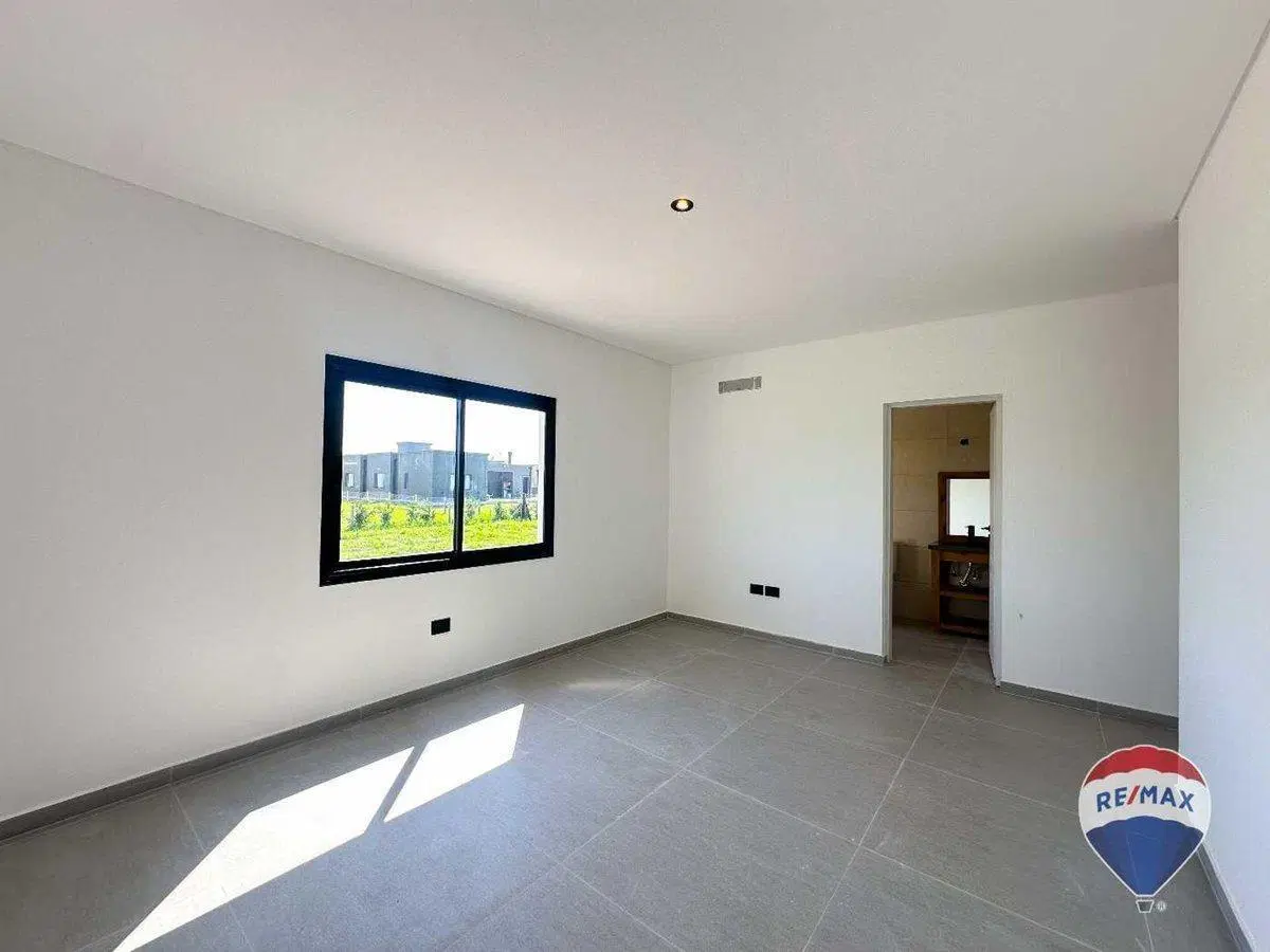 CASA EN VENTA DE 4 AMBIENTES EN CANNING 5