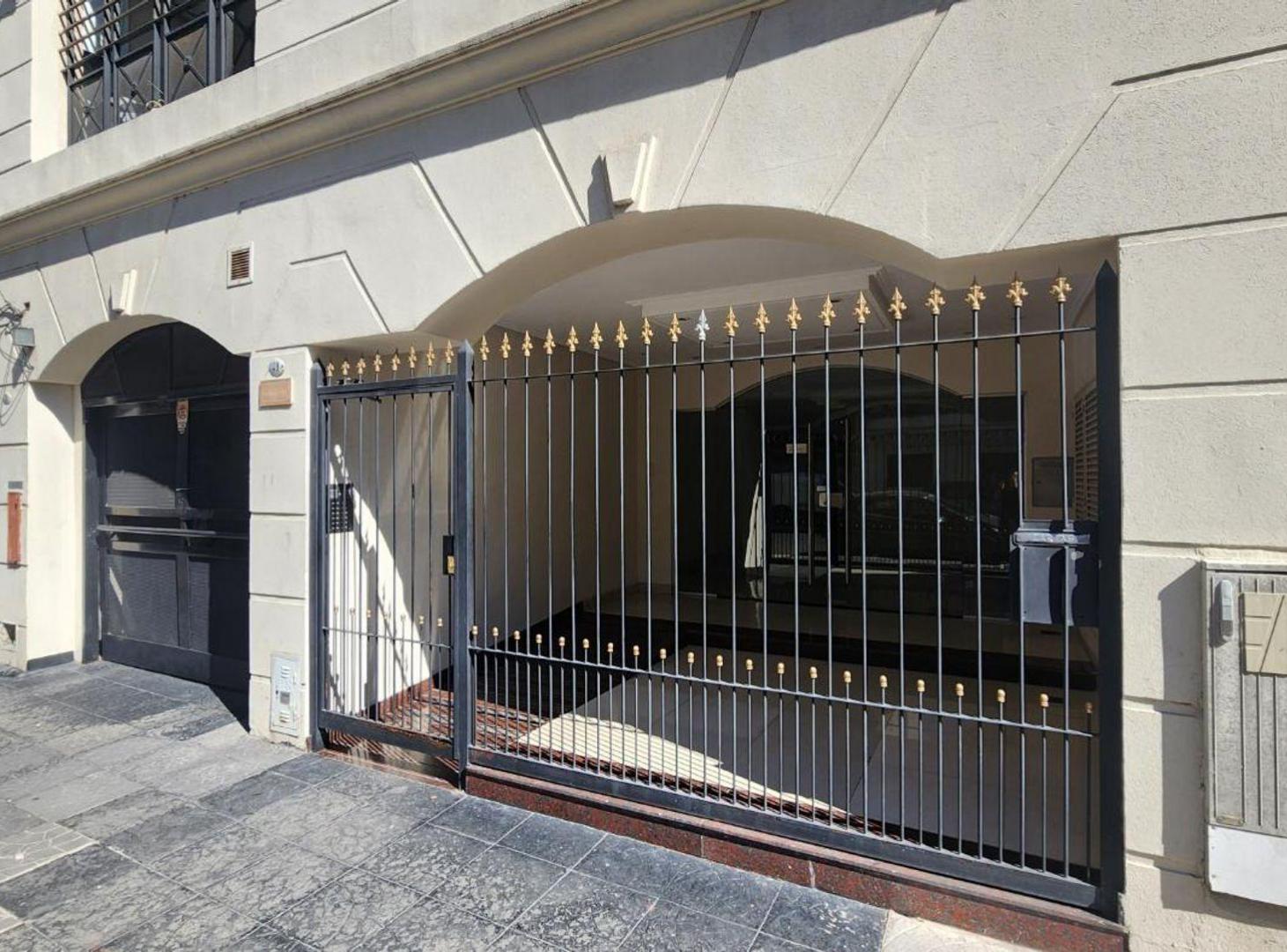 DEPARTAMENTO EN VENTA FLORESTA PATIO Y PARRILLA