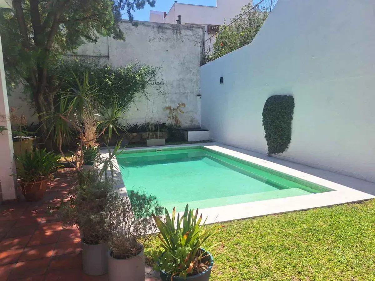 CASA 7 AMBIENTES EN VENTA CON PILETA PARQUE CHAS 2