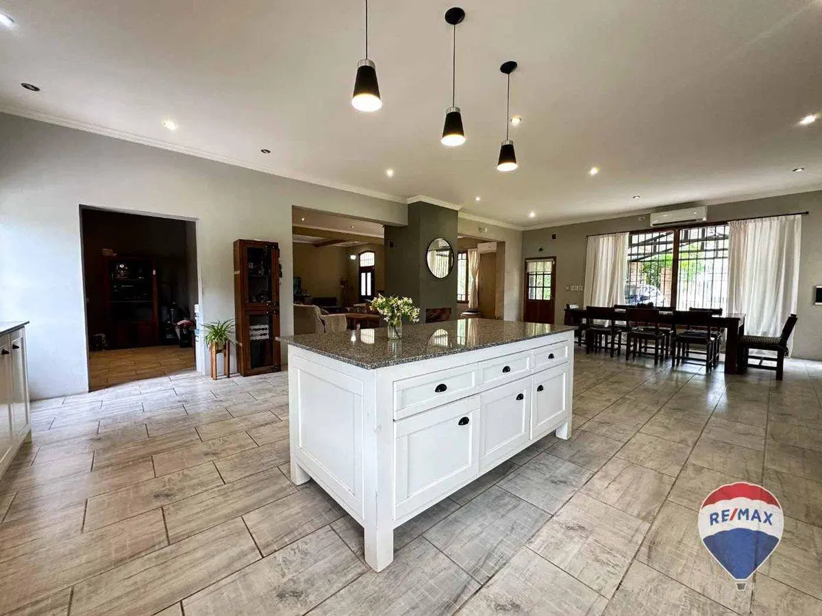 CASA 4 AMBIENTES EN VENTA GUERNICA, CON PILETA 4