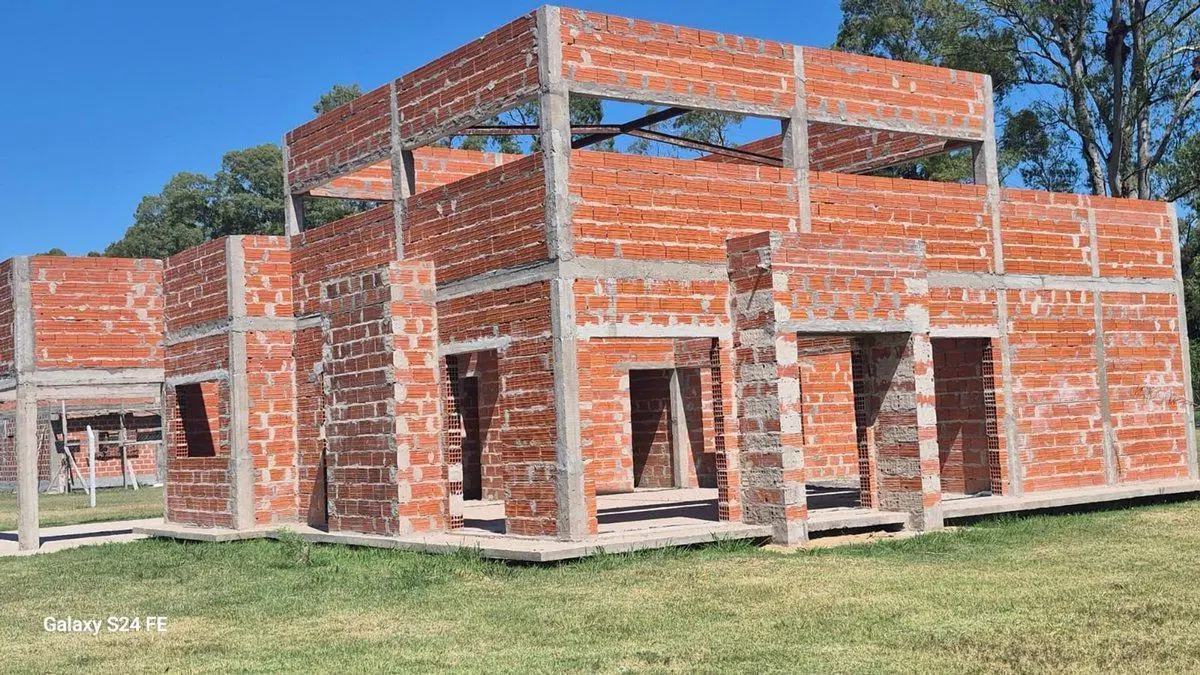 CASA 5 AMBIENTES EN VENTA A TERMINAR EN  CAÑUELAS 8