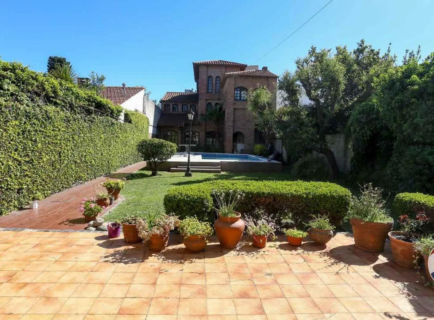CASA 7 AMB EN VENTA MONTE GRANDE IDEAL DOS FAMILIA 4