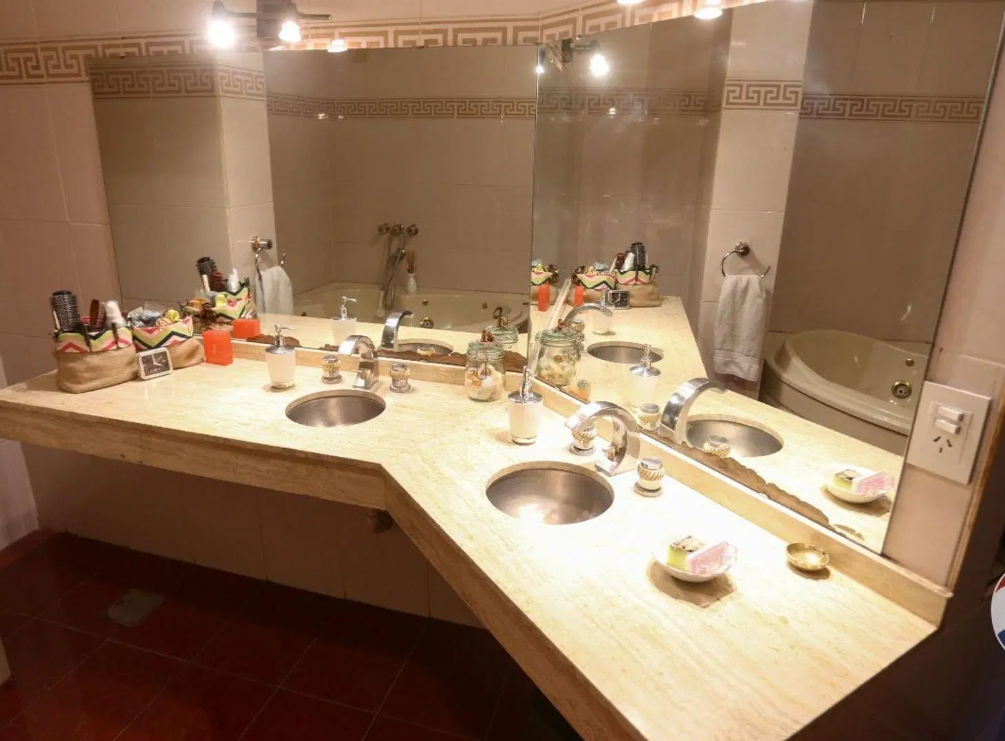 CASA 7 AMB EN VENTA MONTE GRANDE IDEAL DOS FAMILIA 5