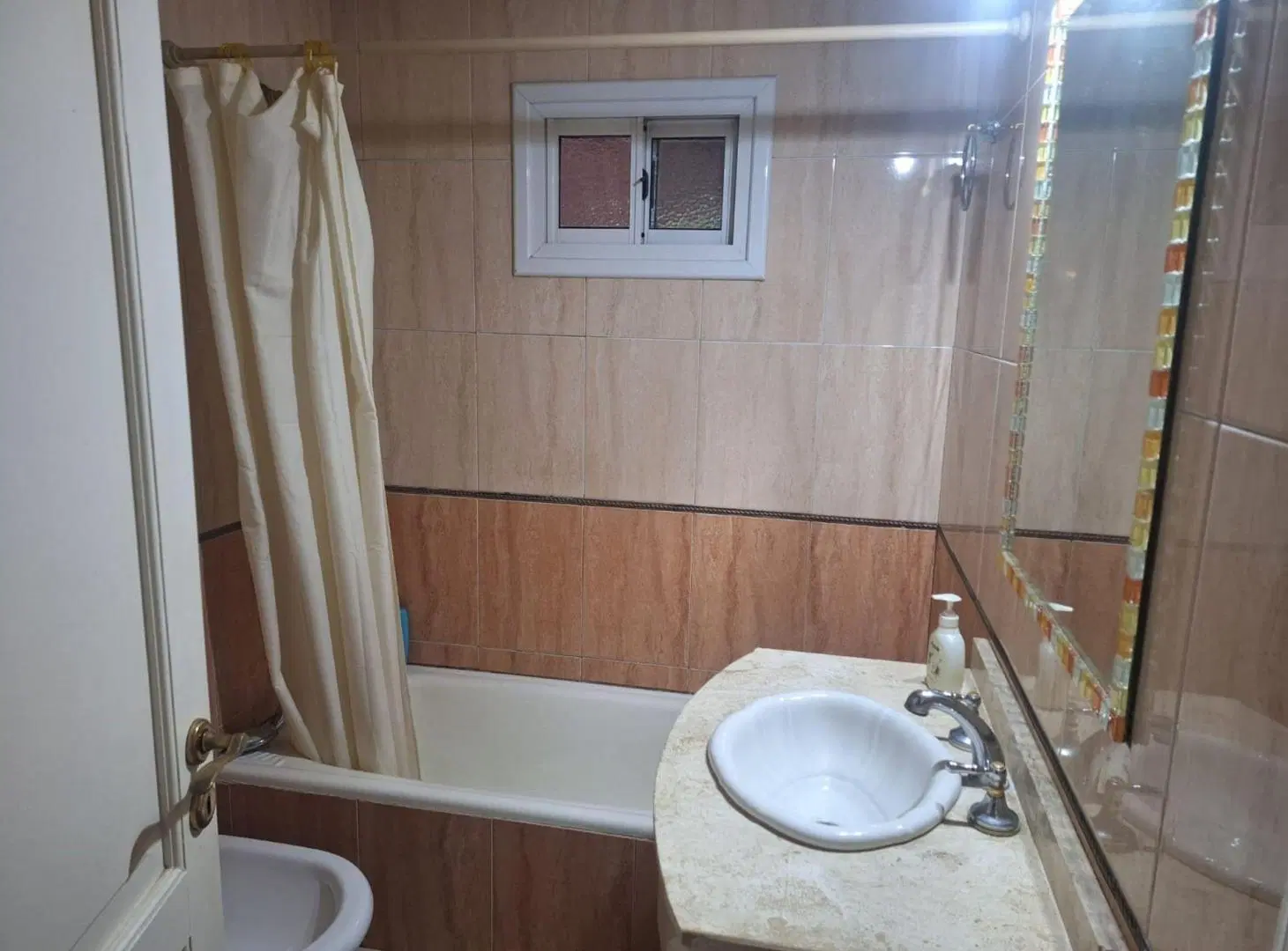 CASA 6 AMBIENTES EN VENTA EN BARRIO EL LAUQUEN 5