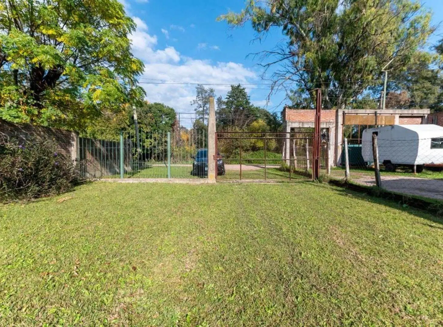 VENTA CASA 3 AMBIENTES EN BURZACO + TERRENO LIBRE 4