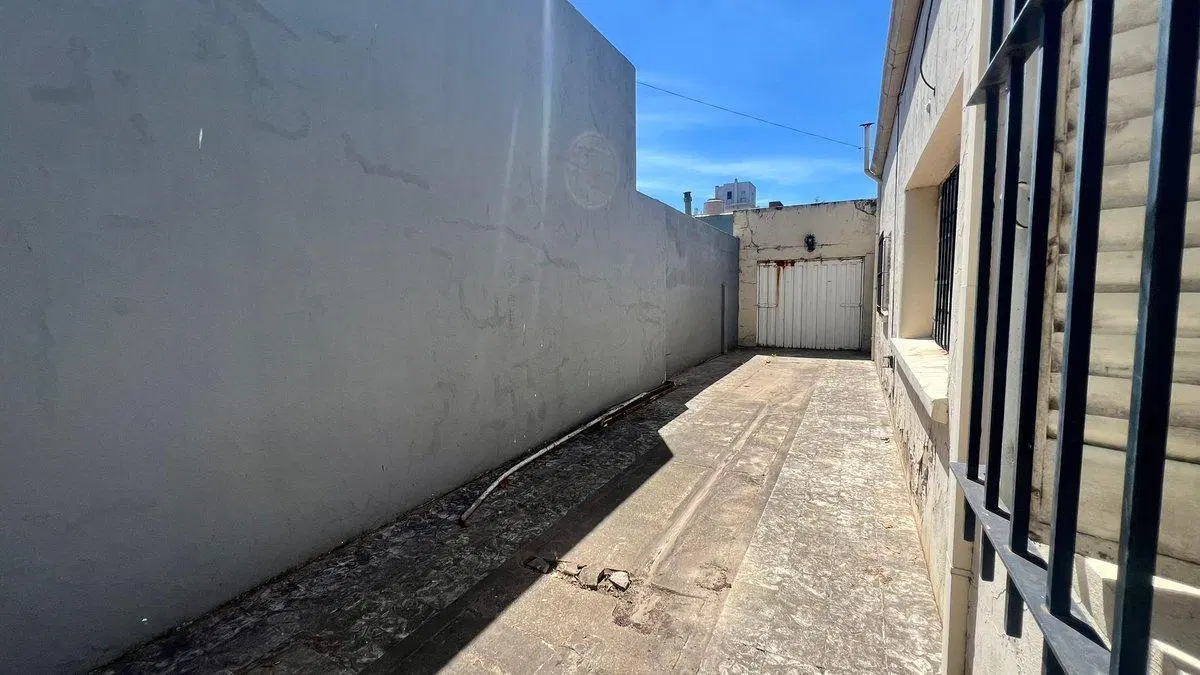 GRAN LOTE CON CASA 4 AMBIENTES MONTE GRANDE CENTRO 2
