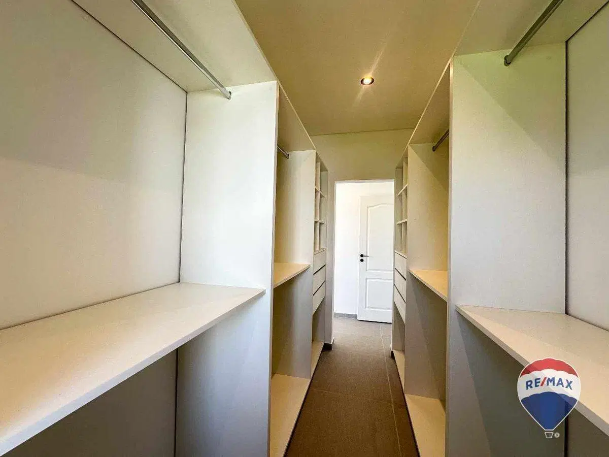 CASA EN VENTA DE 4 AMBIENTES EN CANNING 8
