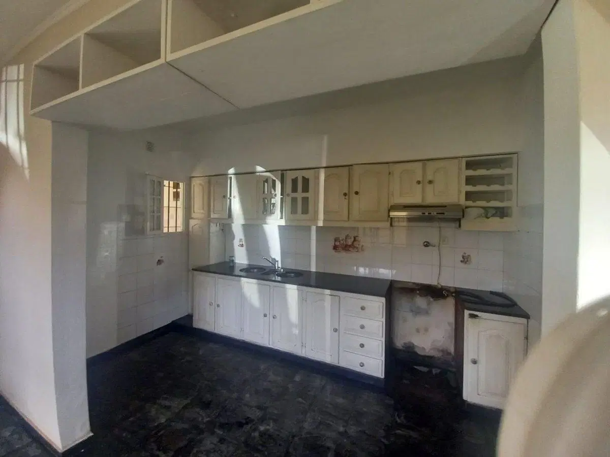 CASA 5 AMBIENTES VENTA LONGCHAMPS 4