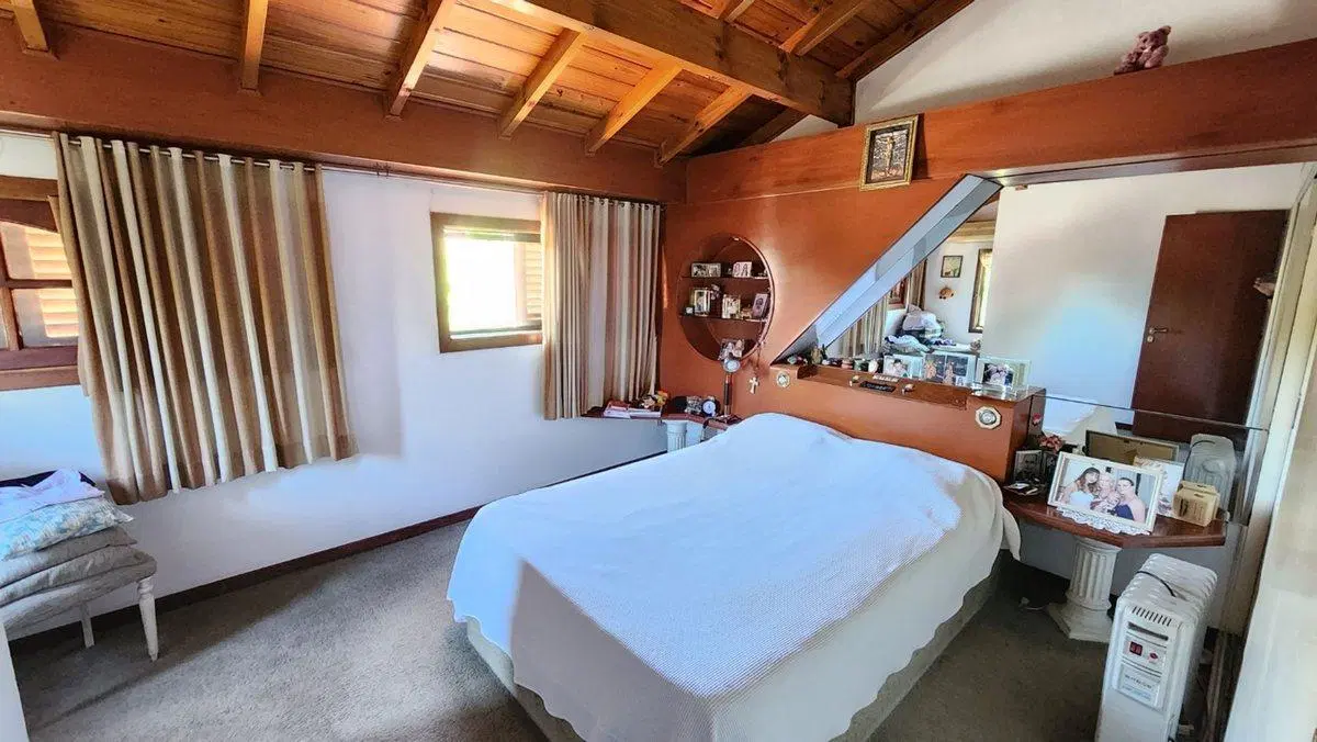 CASA 5 AMBIENTES EN VENTA LUIS GUILLON CON LOCALES 8