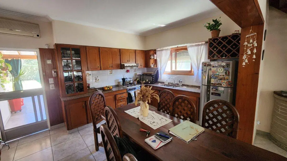 CASA 5 AMBIENTES EN VENTA LUIS GUILLON CON LOCALES 3