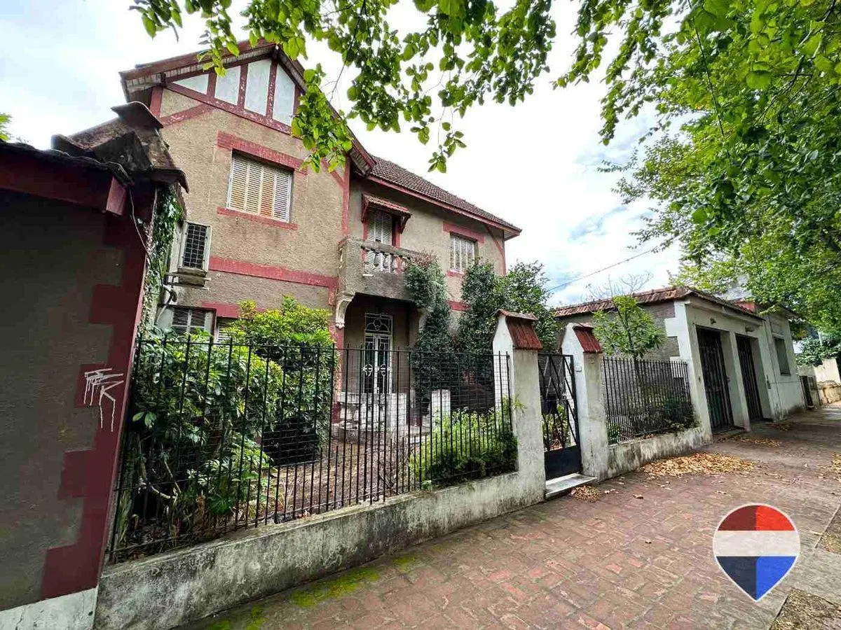 CASA y  3 LOCALES SOBRE 3 TERRENOS  EN LAS HERAS 4
