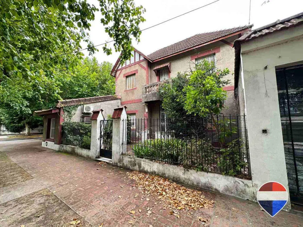 CASA y  3 LOCALES SOBRE 3 TERRENOS  EN LAS HERAS 2
