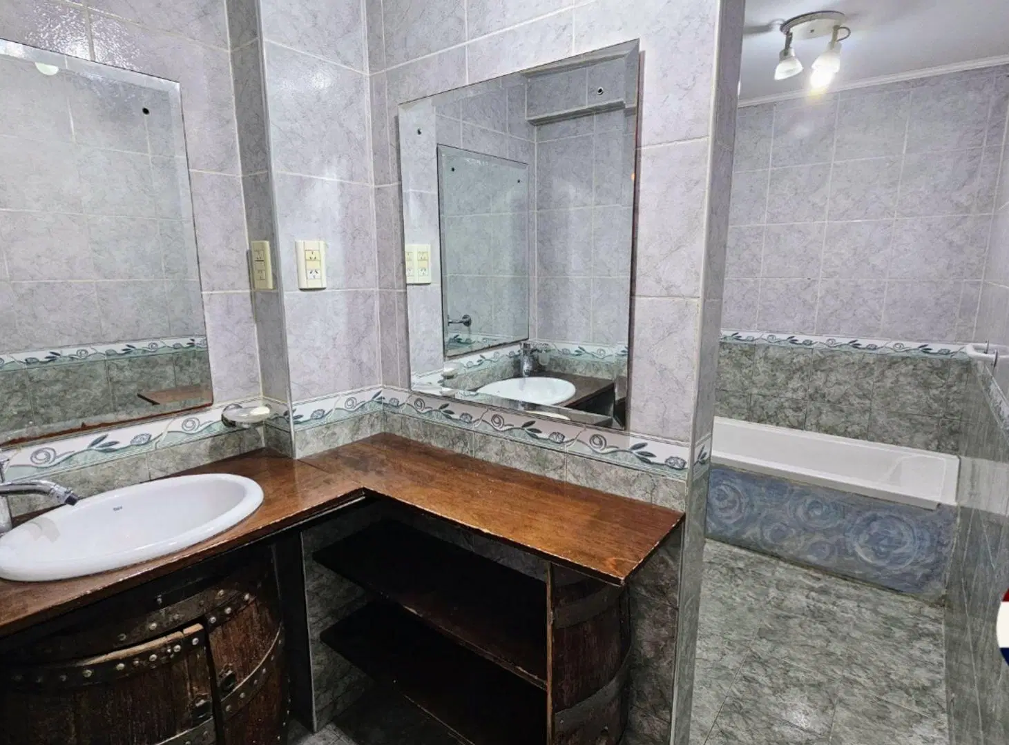 CASA 4 AMBIENTES EN VENTA EN LOMAS CON LOCAL 5